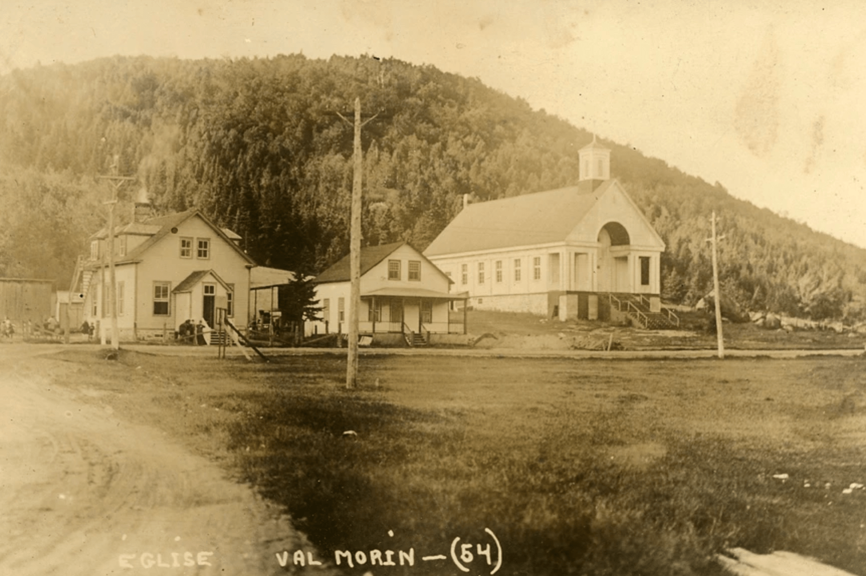 Construite en 1923, l’Église de Saint-Norbert de Val Morin est l’un des premiers bâtiments du village. Elle était à l’origine une chapelle.  Ce qui en fait son unicité dans l’histoire, outre son architecture de style classique anglais, c’est son passage du statut de chapelle à celui d’église paroissiale et ce, sans subir d'altérations architecturales importantes2.    L’Église de la paroisse Saint-Norbert a été nommée ainsi en l'honneur de M. Augustin-Norbert Morin, personnage important pour la colonisation.